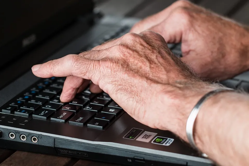Why Seniors Should Continue to Work in Their Golden Years﻿
